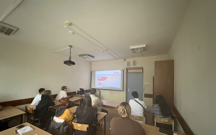 Фото_в_работе_над_Военно-патриотическим_диктантом-2025 (1)