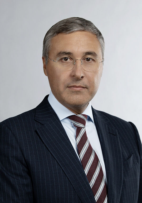 содействует поиску работы, отвечающей получаемой специальности и индивидуальным запросам студента, оказывает комплексную поддержку карьерного развития студентам и выпускникам РГУ СоцТех.